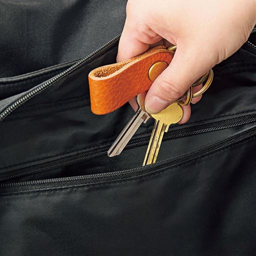 鍵やカードケースなどを収納できるファスナーポケット付。