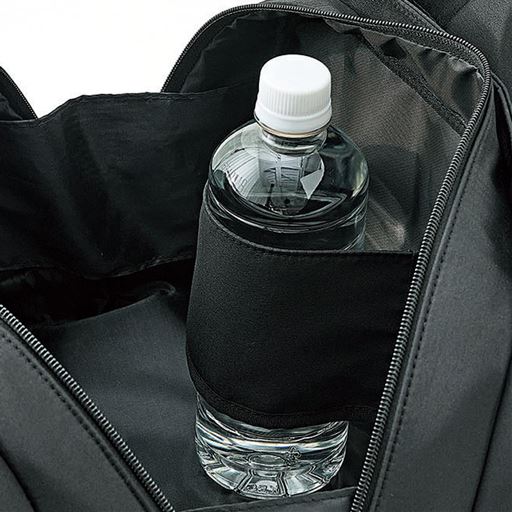 600mLのペットボトルに対応のループ付。折り畳み傘やハンディファンの収納にも便利。