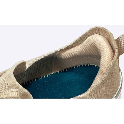 インソールとインソール下の高反発ウレタンのWクッションで、足裏への衝撃を緩和