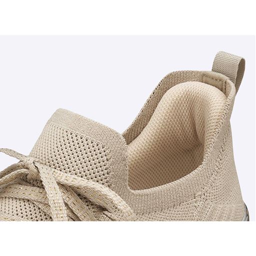 手を使わずはける 独自のかかと形状で、立ったままスムーズに足入れでき、脱ぎはきがラク