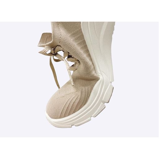 しなやかに屈曲 足の動きに合わせて曲がり歩きやすい