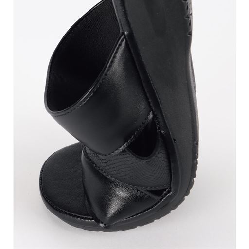 しなやかに屈曲 足の動きに合わせて曲がり歩きやすい