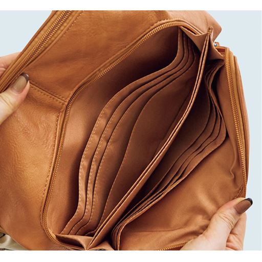 整頓しやすい前面ポケット お財布機能付き。お薬手帳や通帳もすっきり。