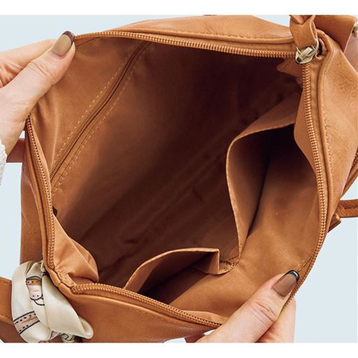 賢くしまえる本体内側ポケット たっぷり入るメイン収納。 ファスナーポケット オープンポケット