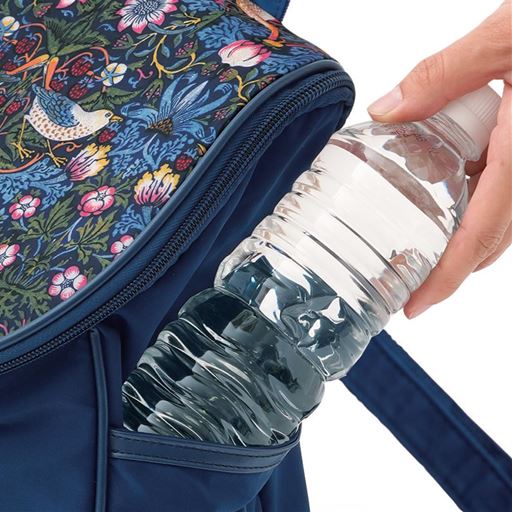 両サイドに500mLペットボトルが入るサイドポケット