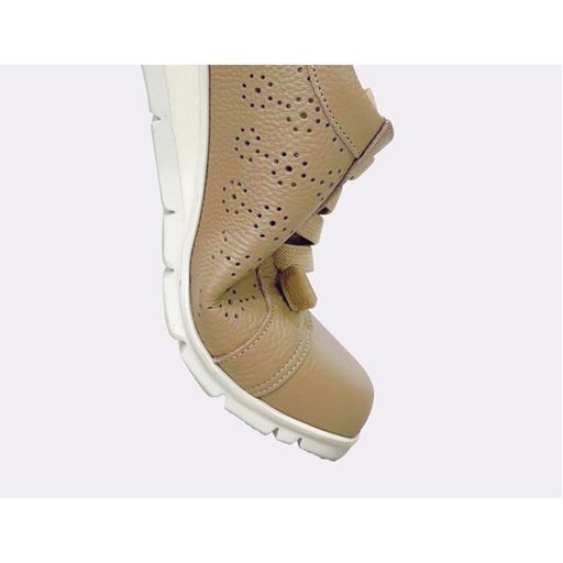 牛革なのに動きやすい やわらかな牛革・底材で、動きに合わせて曲がり歩きやすい。