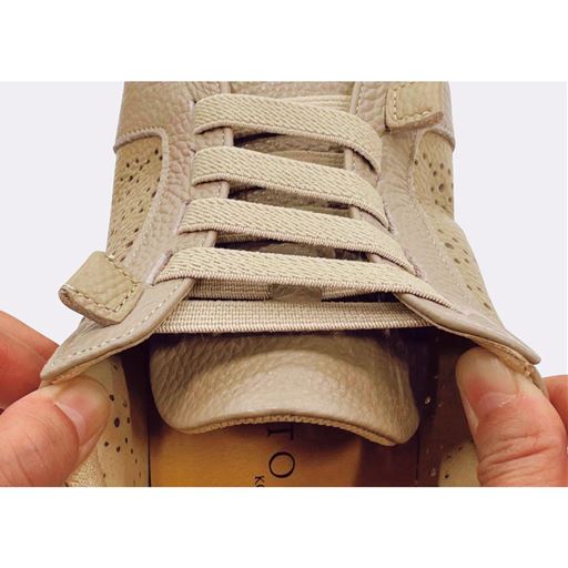 脱ぎはきスムーズ 靴紐のない甲ゴム仕様だから、脱ぎはきスムーズ&足の動きにフィット。