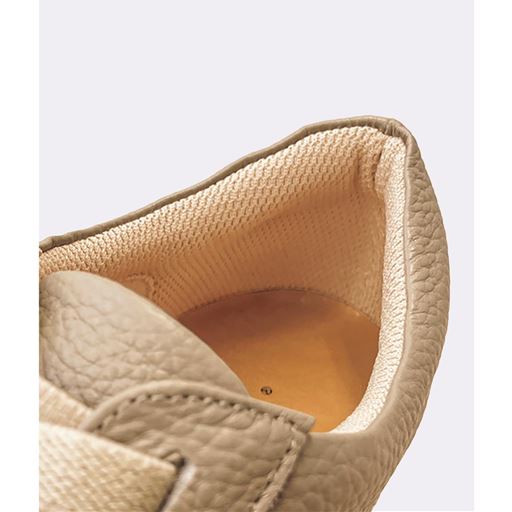 やわらかな足あたり かかと かかとにパッド、甲内側生地にウレタンを使用し、快適なはき心地。