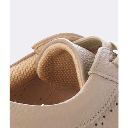 やわらかな足あたり 甲内側 かかとにパッド、甲内側生地にウレタンを使用し、快適なはき心地。