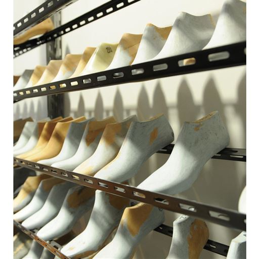 ～木型からこだわる靴づくり～<br>靴のベースとなる木型は、履き心地を決定づける大切なもの。だからこそ、納得行くまで調整を重ねて木型の精度を追求。足を入れた瞬間、履き心地の違いがわかります。