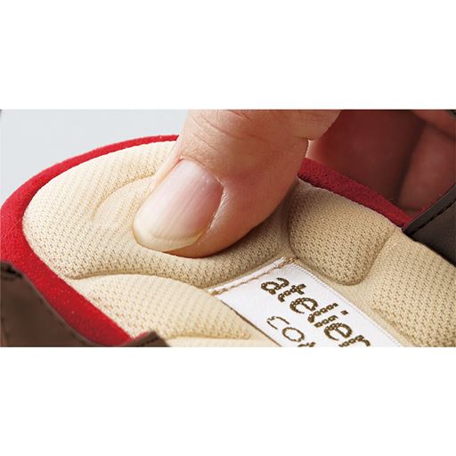 中敷にはクッション性のあるソフトな素材を使用。