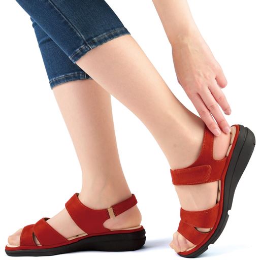 内側に配したゴムで足にフィット。