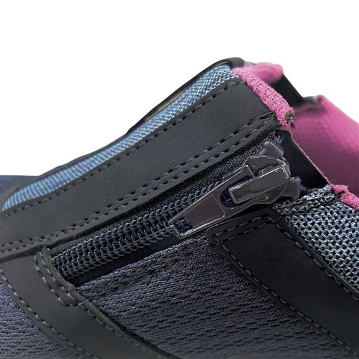 【こだわりPOINT】内側ファスナー仕様で脱ぎはきが簡単。