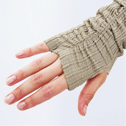 親指と小指を穴に通し、手の甲までカバー。