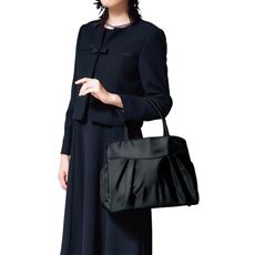 たっぷり入るフォーマルバッグ