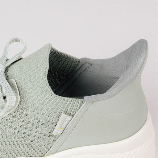 脱ぎはきスムーズ 足を滑らせるようにして足入れしやすいかかと形状