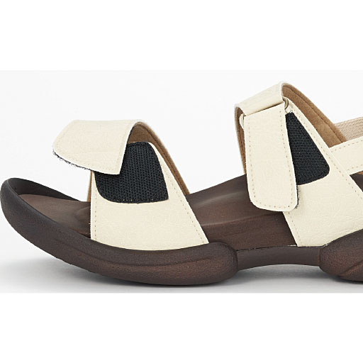 甲ベルトは面ファスナーで調節できます