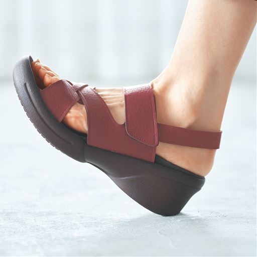 かかとから着地 ※着用している商品はHK-1888です