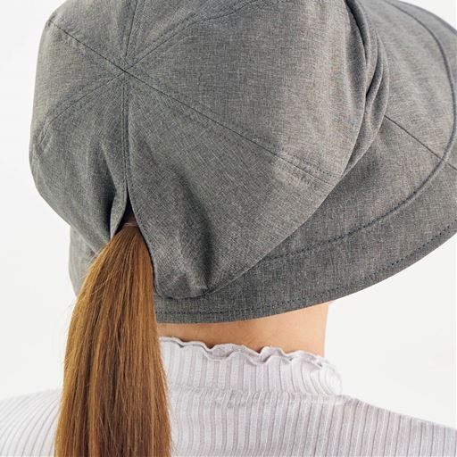 結んだ髪を出せる後ろスリット。