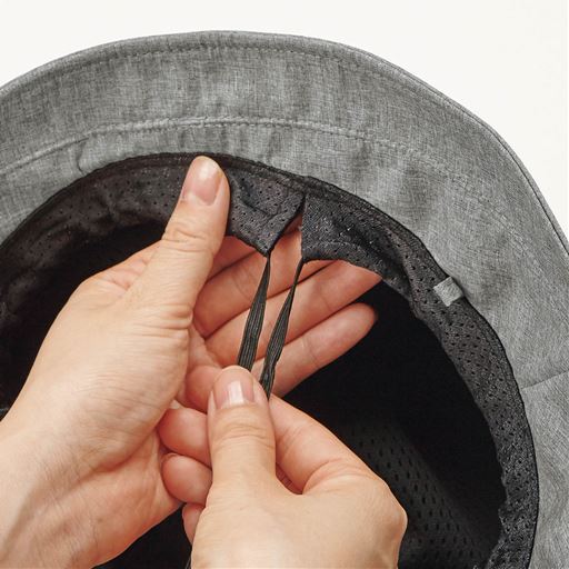 ゴム紐で 小顔を演出。サイズ調節可能。