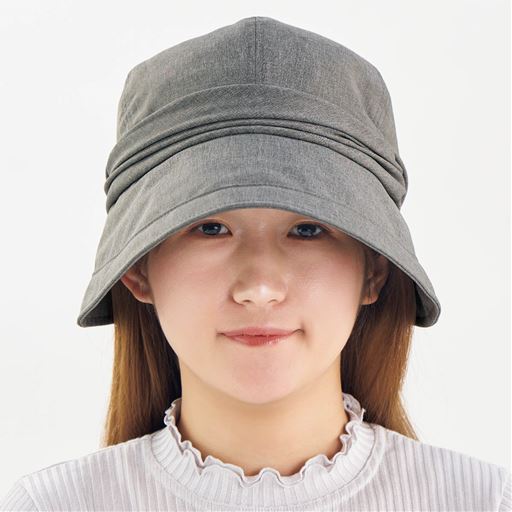 大きめつばとすっぽり被れるデザインで小顔を演出。