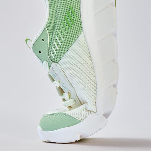 トゥグリップと連動した位置に深い溝を配置す<br>ることで大きく曲がり、足指の力を地面に伝えて歩きやすい