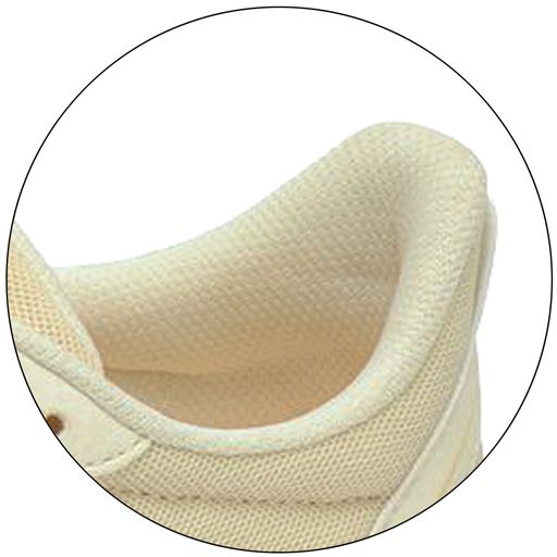 靴ベラのようなかかと設計で、足入れラクラク。