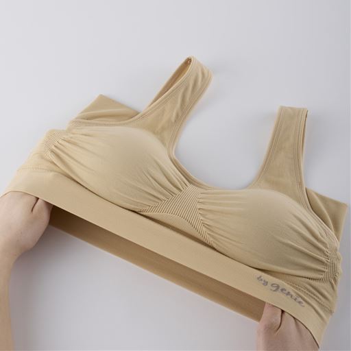 伸縮性に優れた素材と立体編み さまざまな形のバストにぴったりフィットし、包み込んで持ち上げる。