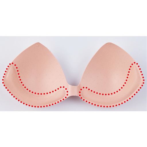 一体型スマートコネクティングパッド アンダー脇をカットし、下部のクッションをサイドまで設けることでバストをぐっと持ち上げます。