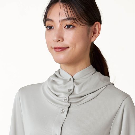 首まわりもしっかりUV対策フードのボタンを留めると、フードが立ち上がり首まわりをガード