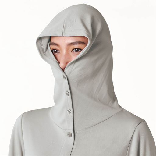 ボタン付きフードで顔まわりをガードフードをかぶり、ボタンを上まで留めると鼻の下までカバーします