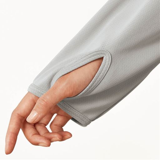 手の甲もカバーする指穴付きの袖口紫外線から手の甲をガード。自転車に乗っているときなどに