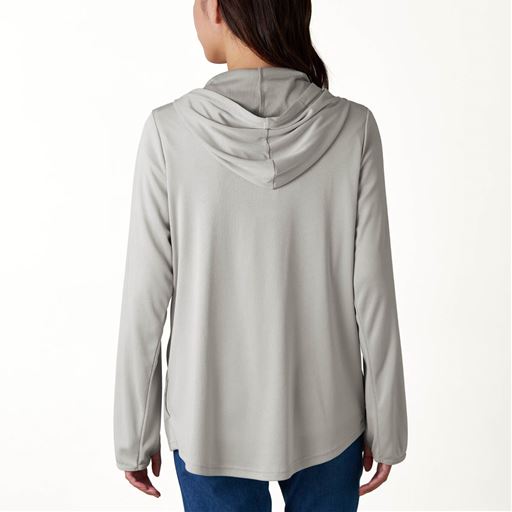 お尻が隠れるやや長めの丈で後ろ姿がすっきり