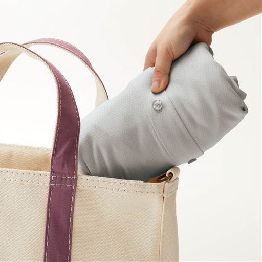 持ち運びに便利  シワになりにくく軽量でかさばらない