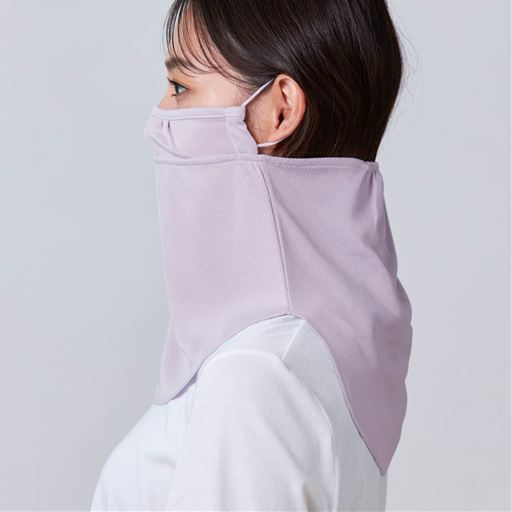 長め丈で衿の開いた服も、胸元までしっかりカバー