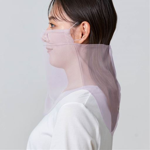 シミができやすい頬骨まわりや目の下もカバー  息苦しくなくムレにくい  口まわりに触れにくく、下が開いているので息が通りムレにくい。化粧が崩れにくいのも嬉しい  着脱ラクラク  首筋・胸元までカバー<br>※イメージ