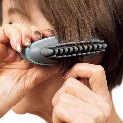 髪の根元からしっかり熱を与えるコーム型だから、アイロンが苦手な方でも簡単にスタイリングが可能。