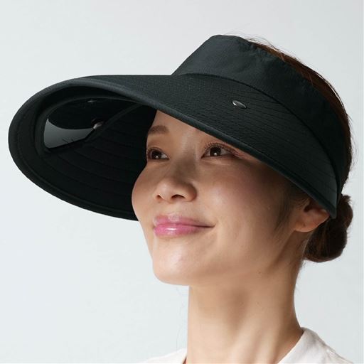 使わないときはグラスをツバの裏側に収納できます。