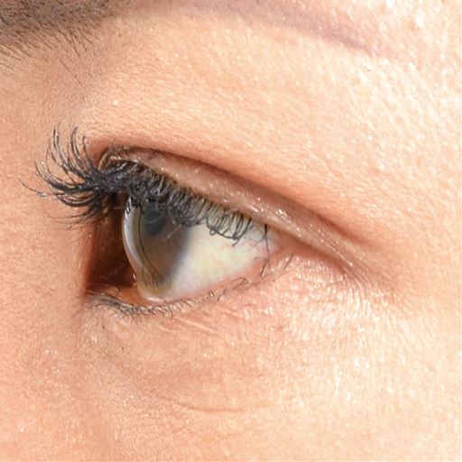 メイク中 <br>まばたきしても自然な二重に <br>※メーキャップ効果による