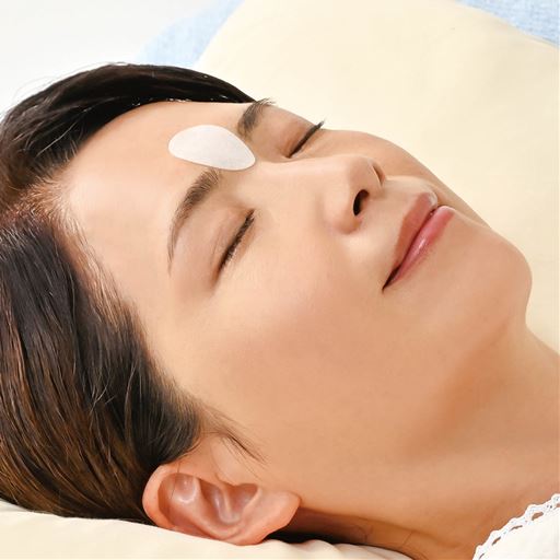寝る前に気になる眉間・目もとにピタッと貼るだけ。集中保湿してふっくら肌へ。