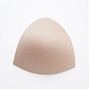 中央に向かって厚みをもたせ、高低差をつけたパッド。自然な丸みが美しい形に整えます。<br>※パッドの色は商品により異なります。