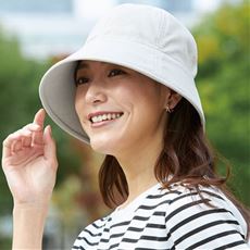 風に負けないツバ広UVチューリップ帽子
