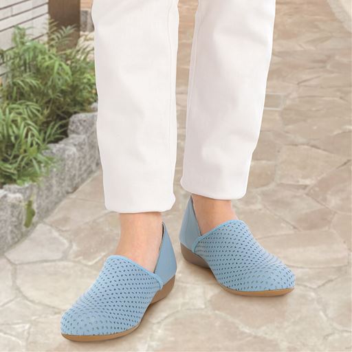 ブルー <br>コーディネートのポイントに!