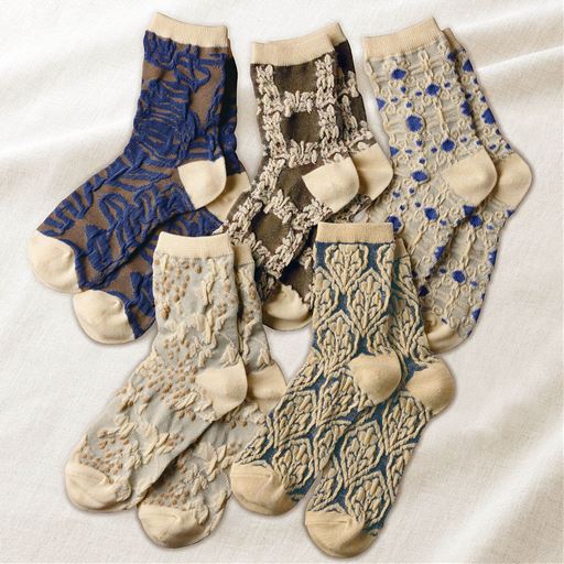 表情豊かなフロート編みで足元華やか 美しいオリエンタル柄