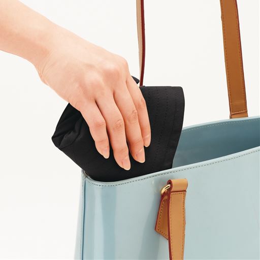 コンパクトに折りたため、シワになりにくい。