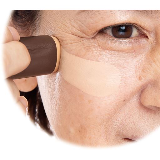 スッと伸ばしてなじませるだけ!<br>※使用イメージ