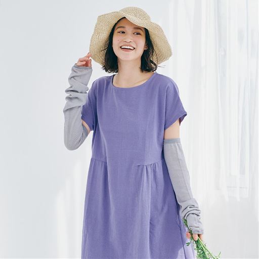 落ち感のあるゆったり&長め丈。ライトグレー着用例