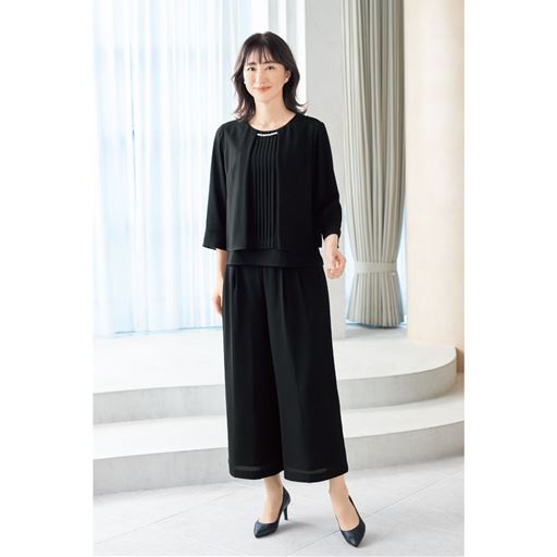 程よいゆとりが動きやすく、所作も美しい上品な印象へ。(ブラックコーディネート例)