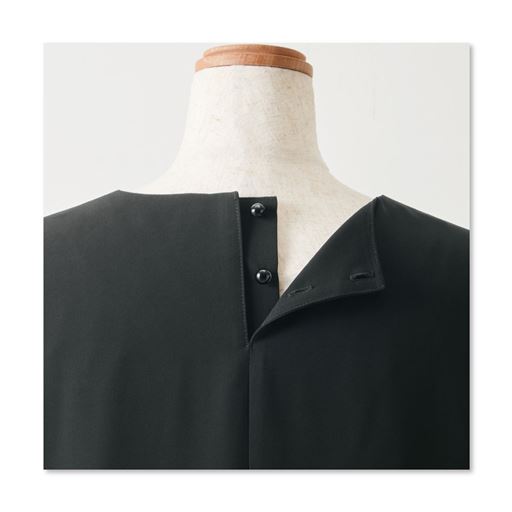 背面開き 背面ボタンが被りやすく、着脱もスムーズ