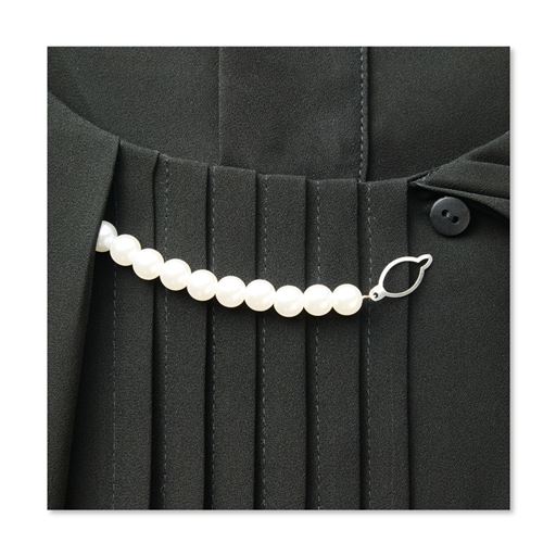 胸元のアクセサリーは取り外せます